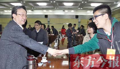 4月22日，省委書記、省人大常委會(huì)主任郭庚茂和“聚焦中博·河南行”中部六省媒體采訪團(tuán)成員親切握手