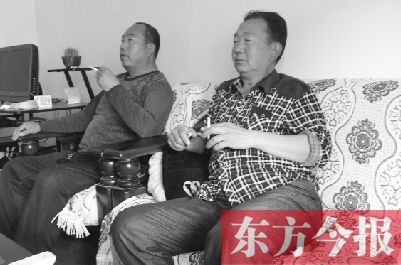 吳四輩和張年學(xué)在家聊天，談?wù)撋稌r候能去上班