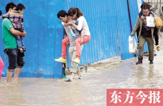 雨后鄭州，“背人過河”成了一道甜蜜又無奈的風(fēng)景 東方今報記者 沈翔 攝
