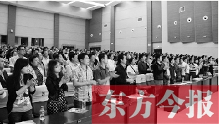 演員謝幕時(shí)，沒(méi)有觀眾離場(chǎng)，而是全部起立熱烈鼓掌