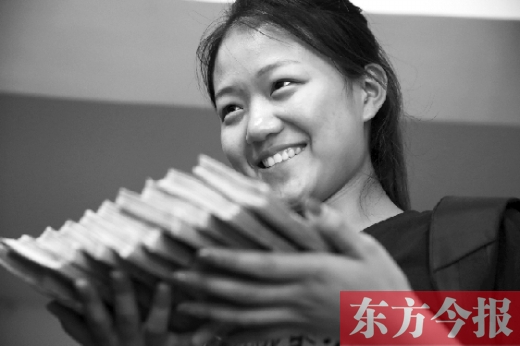 昨天，大一女生周文靜把10萬元現(xiàn)金還給了失主