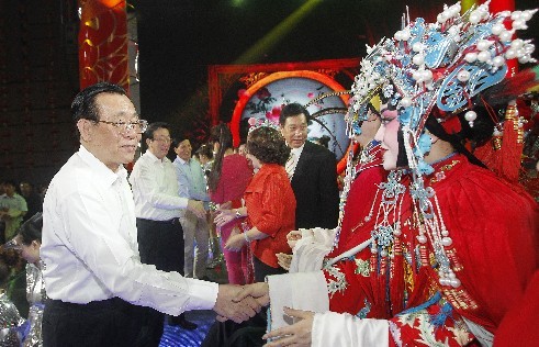 頒獎晚會結(jié)束后，王剛（左一）、郭庚茂（左二）、謝伏瞻（左三）上臺和演職人員握手