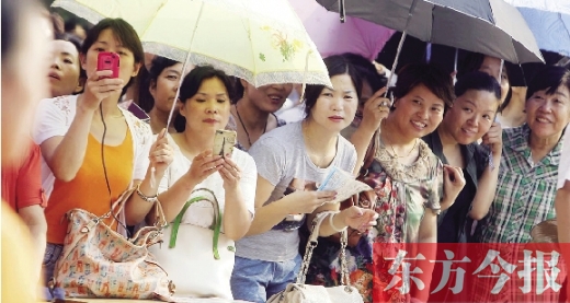 7月6日，鄭州市文化路省實驗中學(xué)小升初測評點，家長們聚集在一起，焦急地等待自己的孩子走出考場