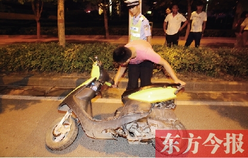 7月9日夜，鄭東新區(qū)街頭，鄭州市交巡警六大隊(duì)民警查住一輛“炸街”摩托車
