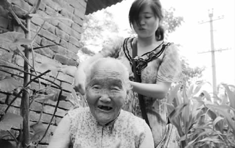 焦作市溫縣黃莊鎮(zhèn)南韓村的王吉氏老人，如今已是115歲高齡　