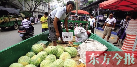 因?yàn)橐估锼?，來鄭州賣瓜的開封瓜農(nóng)姚老漢不但丟錢還丟瓜