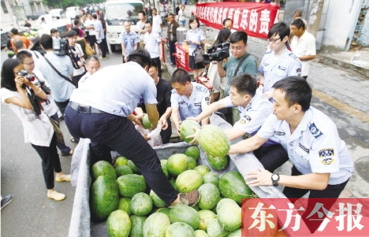 過秤開始，鄭州管城區(qū)城市管理執(zhí)法局等五局委共買了96500斤西瓜