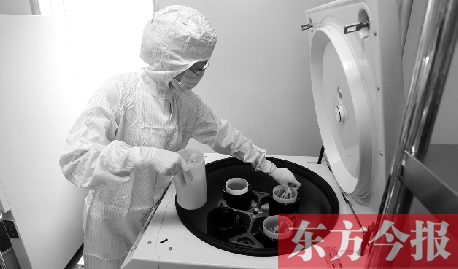 鄭州一專門儲存臍帶血的機構，專業(yè)人員正在把臍帶血存放在儲藏箱里