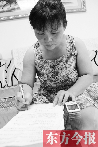 郭兆淑將手機(jī)里為女兒寫的詩歌抄寫在紙上