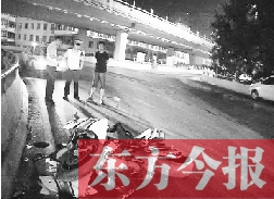 昨日凌晨3時，鄭州市區(qū)河醫(yī)立交橋下，交警在勘察現(xiàn)場