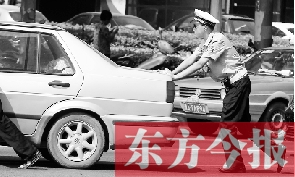 一輛車(chē)壞在了路中間，執(zhí)勤交警幫推車(chē)