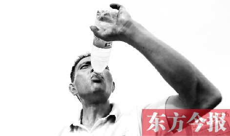 高溫天氣下，鄭州自來(lái)水搶險(xiǎn)工人老趙經(jīng)常是喝水趕不上出汗