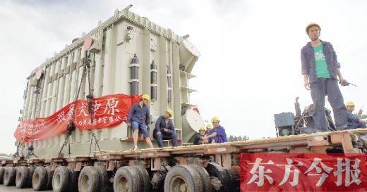 天降大雨，加大了行走的難度，工人們用支桿頂起沿途的電纜