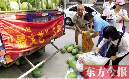 昨日，得知“最文藝瓜農(nóng)”祁老漢（左一）被困，市民紛紛購愛心瓜