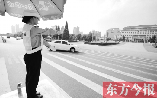 昨日，駐馬店市開源大道，女交警冒高溫指揮交通