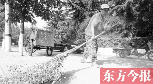 昨天下午4點(diǎn)，新鄭市溱水路，64歲的陳明花正在打掃衛(wèi)生，這一段曾是靳春波負(fù)責(zé)的路段