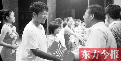 8月25日，河南電視臺(tái)8號(hào)演播廳，寒門學(xué)子每人拿到了5000元助學(xué)金