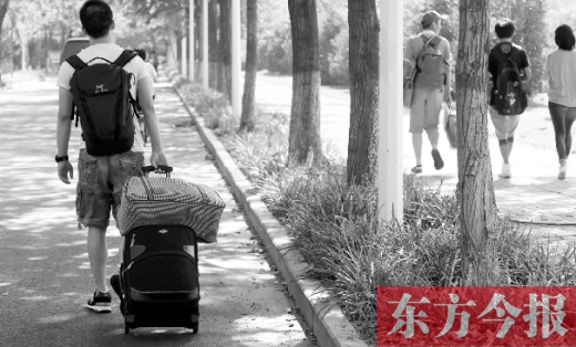 滿載著家人的希望，沿著學(xué)校的路標(biāo)，鄭州大學(xué)新生入學(xué)了，一位新生自己帶著行李來報(bào)到