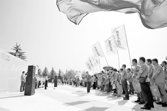 600余人加入到保護(hù)母親河公益行動當(dāng)中    東方今報首席記者  張曉冬 攝