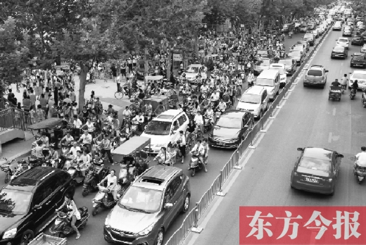 鄭州市城東路上，因?yàn)楦浇鼉伤W(xué)開(kāi)學(xué)，造成交通大擁堵