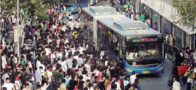 鄭州火車站，等候公交車的人們 東方今報記者 劉棟杰圖