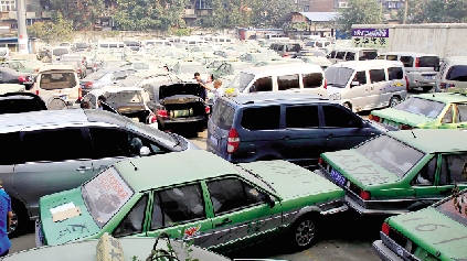 國慶期間，鄭州市客運管理處查處的大批非法營運車輛