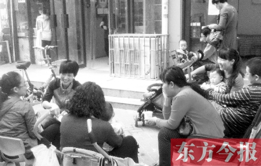 鄭州未來路附近的一家小兒推拿店，等待為孩子做推拿的家長(zhǎng)在門口排起了隊(duì)