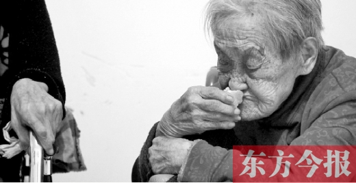 在鄭州惠濟(jì)區(qū)紅樹林老年療養(yǎng)院內(nèi)，一位老人在吃蛋糕