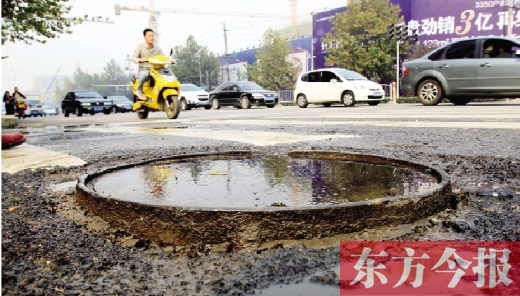 鄭州市航海路與興華南街交叉口當中，一處突出地面的窨井口隨時“伏擊”著粗心的路人