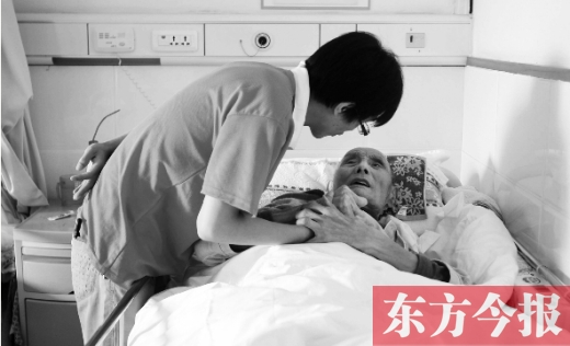 10月11日，鄭州愛(ài)馨養(yǎng)老集團(tuán)。護(hù)工對(duì)老人無(wú)微不至地關(guān)懷照顧