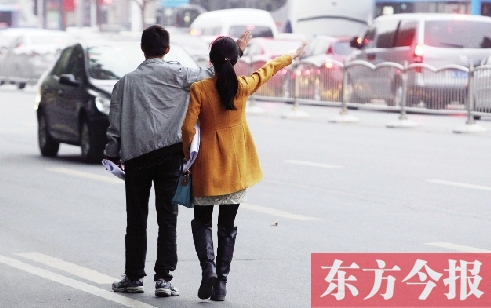 昨日下午5時30分，鄭州市花園路口公交站，一對青年正焦急等車