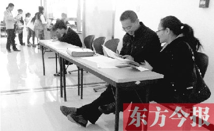 　　10月16日，鄭州市社保中心辦事大廳，新增的桌椅方便了前來(lái)辦理手續(xù)的市民