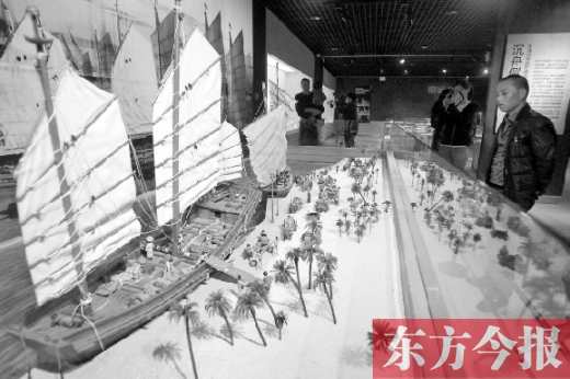 10月19日，大海的方向——西沙華光礁一號沉船寶藏展在省博物院舉行。圖為一位市民在觀看當(dāng)時(shí)（宋朝）工