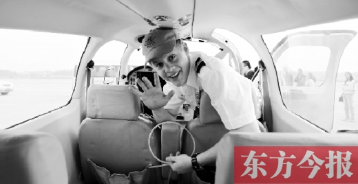 “歡呼”降落鄭州國際機場，杰克透過舷窗向人們打招呼