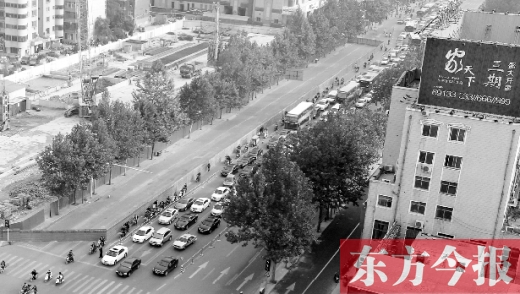 圍擋設置首日，人們騎車緩慢通行