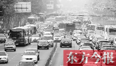 昨日下午4點，在花園路與黃河路口附近，車堵成了“一鍋粥”