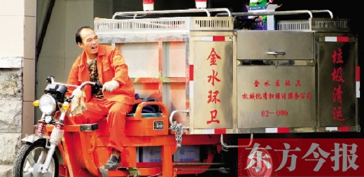 鄭州市金水區(qū)新添置的全封閉電動垃圾清運(yùn)車，既實用又美觀