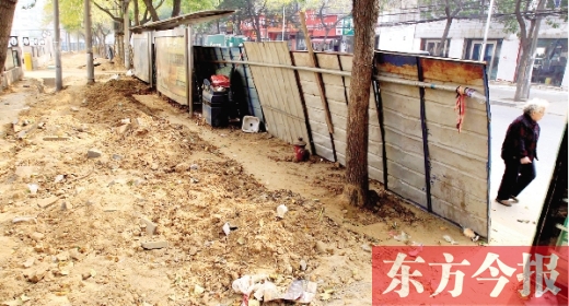 鄭州市紅專路與政七街交叉口，一工地“圍而不動(dòng)”，步行者只好擇路而行