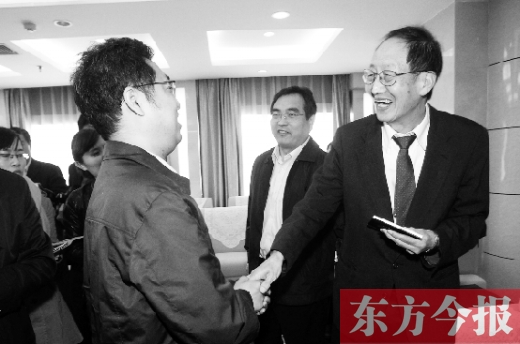崔琦先生握手東方今報記者靳暉，感謝他把照片珍藏了15年