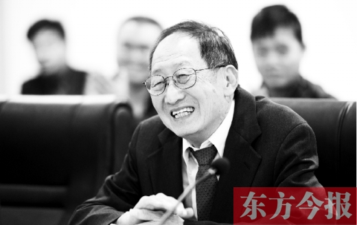 10月24日，美籍華人、諾貝爾物理學(xué)獎獲得者崔琦先生來鄭訪問