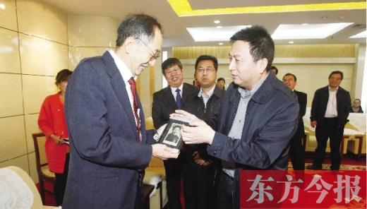東方今報社社長趙國平（右）向崔琦先生（左）轉(zhuǎn)贈一份特殊的禮物，這份禮物東方今報記者珍藏了15年