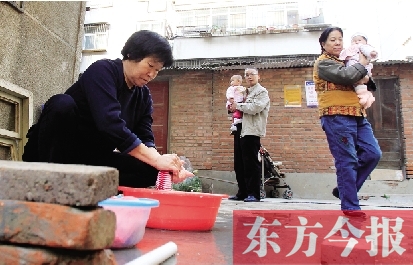 停水期間，一個水龍頭，12戶居民交替使用