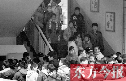 某小學的學生走下樓梯放學。2013年年底前，河南省將掛牌督導覆蓋所有中小學校。