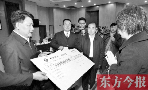 11月5日，省高院院長(zhǎng)張立勇（左三）與最高法院執(zhí)行局局長(zhǎng)劉貴祥（左一）一起將執(zhí)行款發(fā)放到當(dāng)事人手中