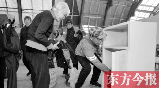 11月5日，孫德坤把棉衣送到今報的一處“愛有所衣”站點