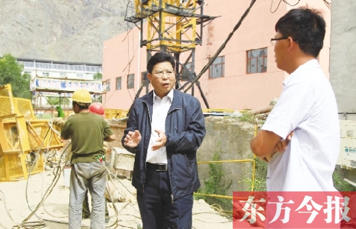新鄉(xiāng)市援疆前方指揮部指揮長(zhǎng)、伊吾縣委副書記鄭援越（中）深入一線調(diào)研