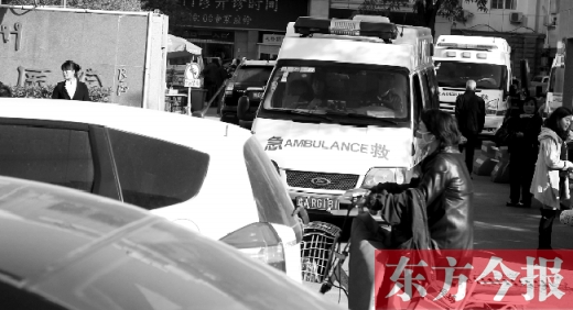 馬路上的機(jī)動(dòng)車越來越多，臨著大路鄭州市第一人民醫(yī)院門口，出急診的救護(hù)車常常遭遇堵車