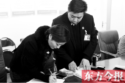 強(qiáng)制執(zhí)行+曝光，讓楊女士（左）拿到補(bǔ)償金