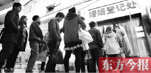 昨日，鄭州市中原區(qū)婚姻登記處等待“領(lǐng)證”的情侶們將隊(duì)伍延伸至辦事大廳大門外