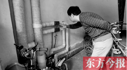 11月11日，一位市民在查看自己的熱計量表